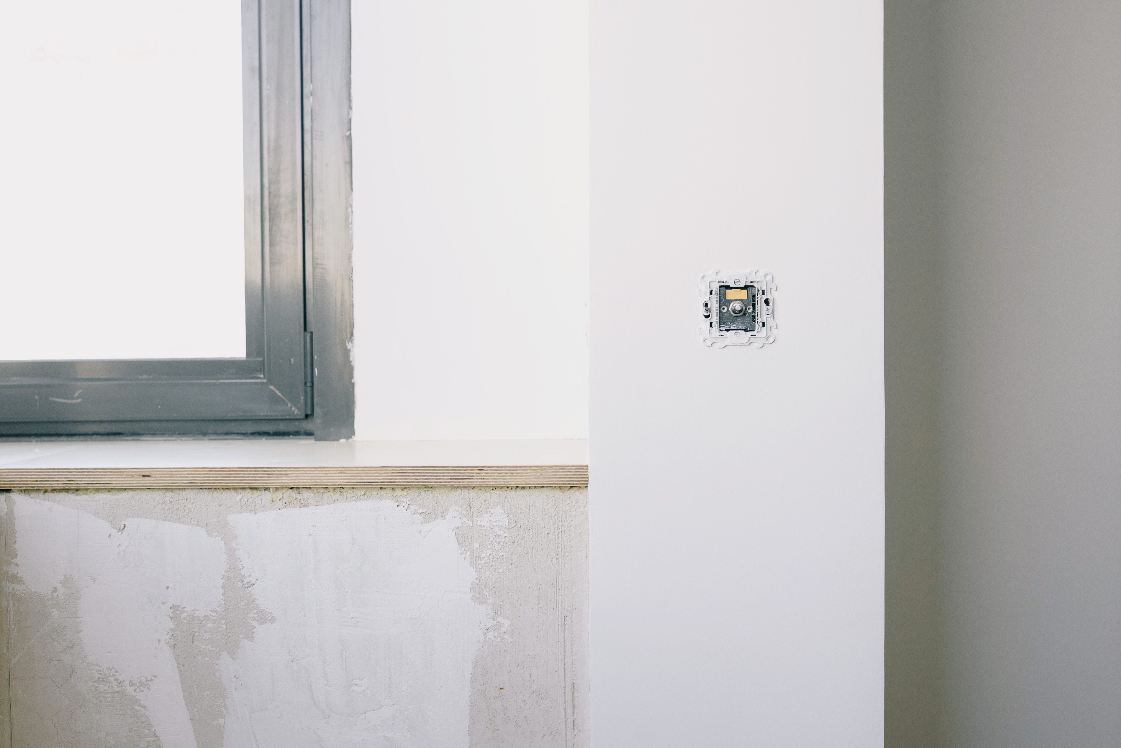 Energy-efficient window with modern frame design